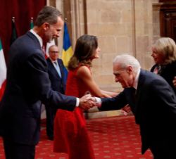 Sus Majestades los Reyes hacen entrega de la insignia de la Fundación a Martin Scorsese, Premio Princesa de Asturias de las Artes